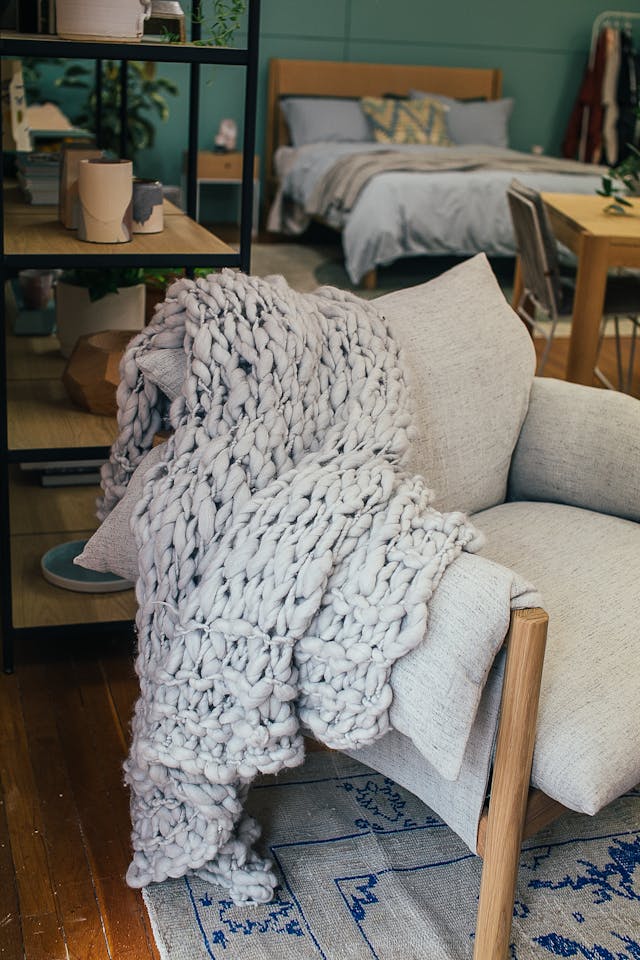 How to Make a Beautiful, Soft Chunky Knit Blanket with Just Your&nbsp;Hands